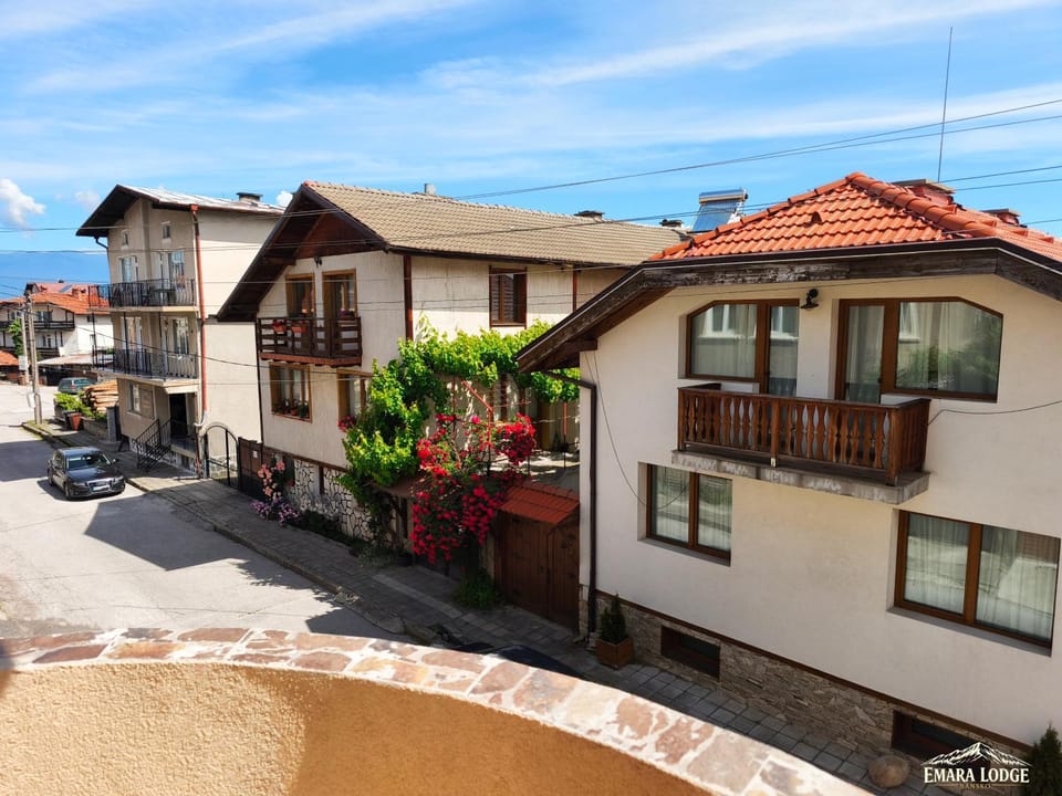 Property building, Day, Neighbourhood, City view, Street view, Location