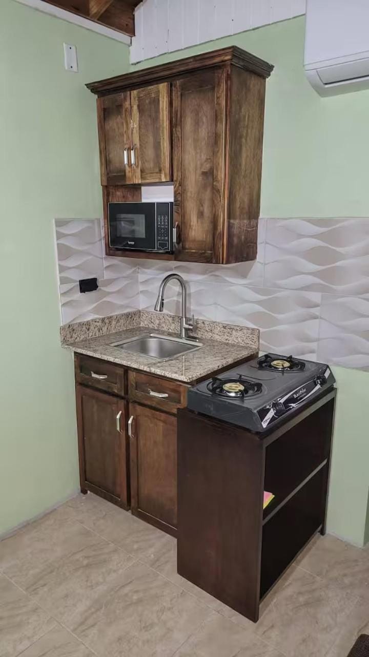 Cozy Get Away Apartment in Portmore