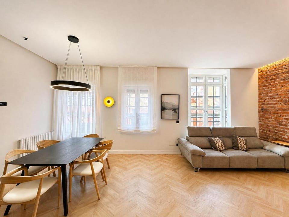 Living room, Seating area, Dining area, fireplace