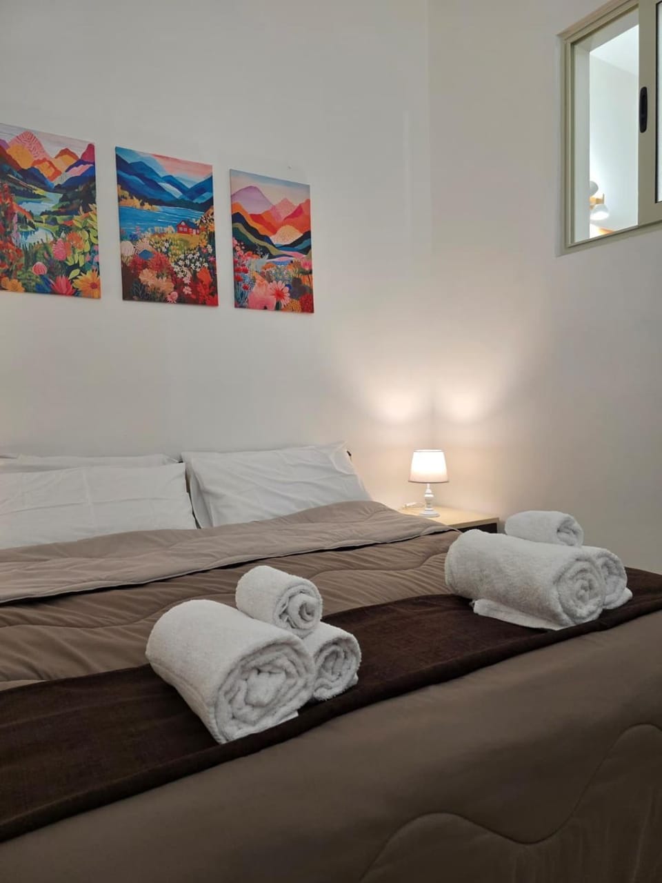 Bed, towels