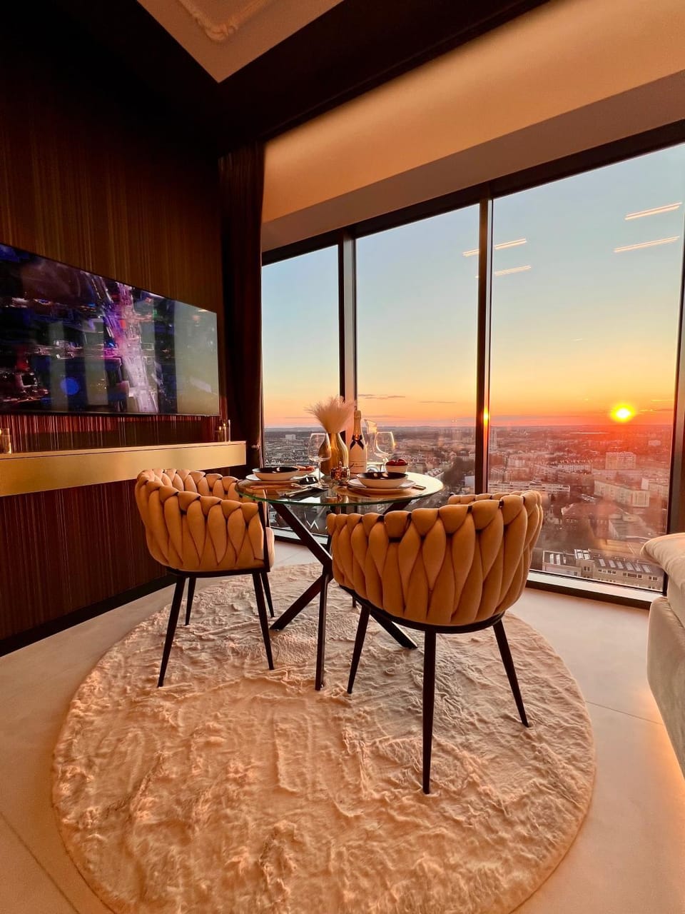 TV and multimedia, Seating area, Dining area, City view, Sunset