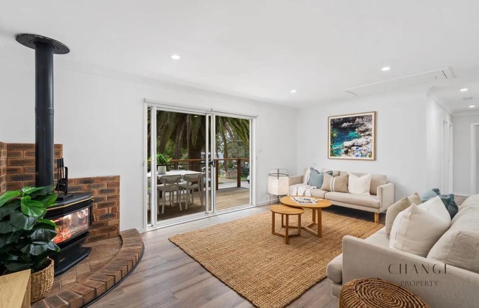Beautiful Lakeview Retreat, Private Upper Level Bed and Breakfast in Berkeley Vale