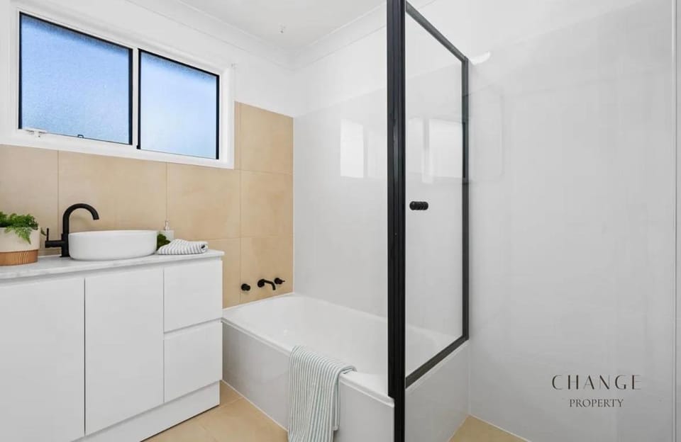 Beautiful Lakeview Retreat, Private Upper Level Bed and Breakfast in Berkeley Vale