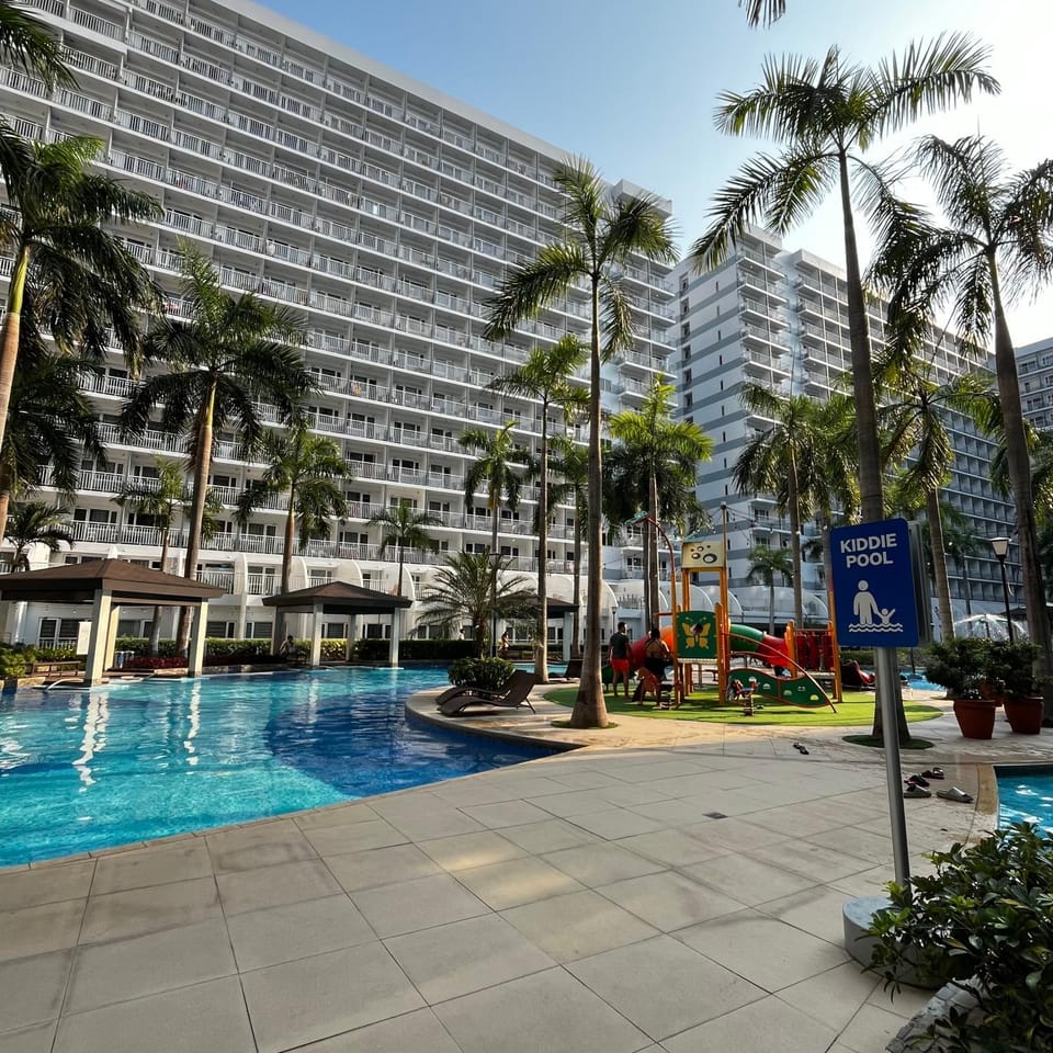 Pool view, Swimming pool, sunbed