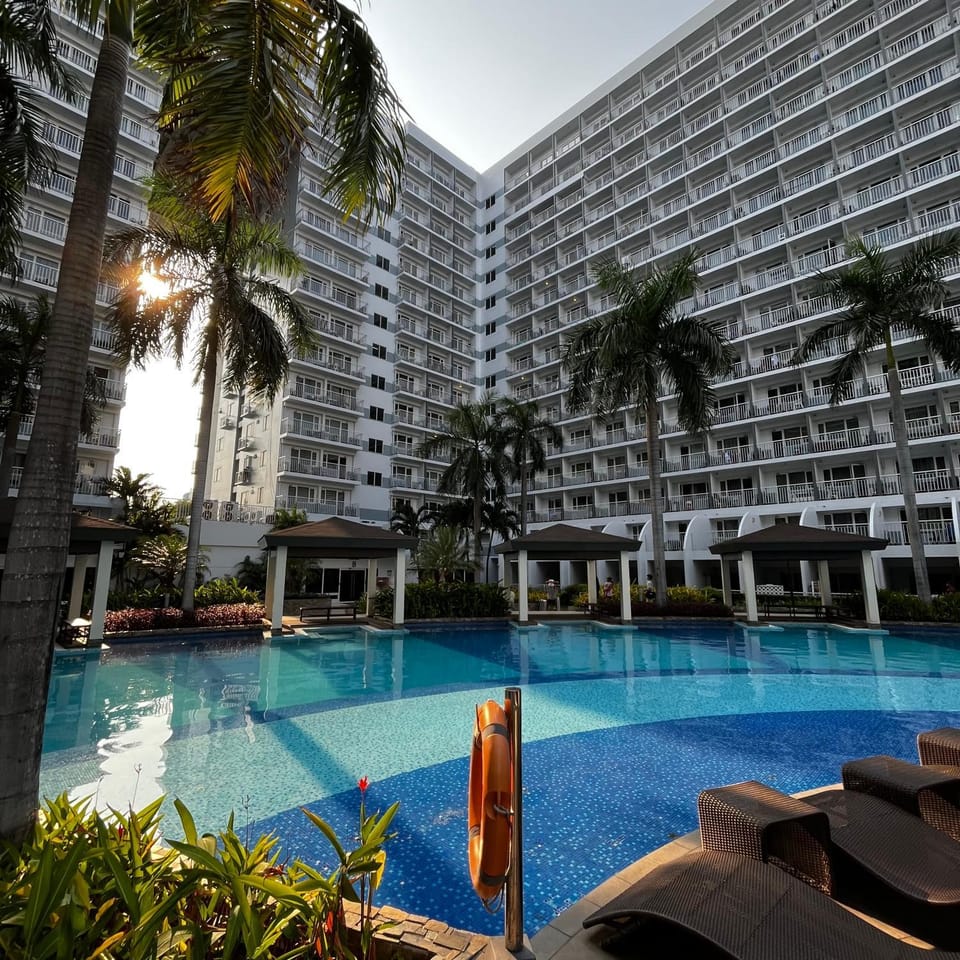 Pool view, Swimming pool, sunbed