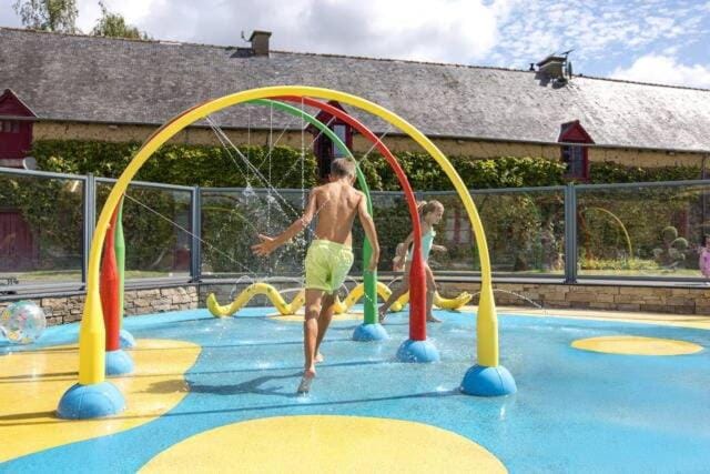 mobil-home 6 personnes le domaine du logis Apartment in Brittany