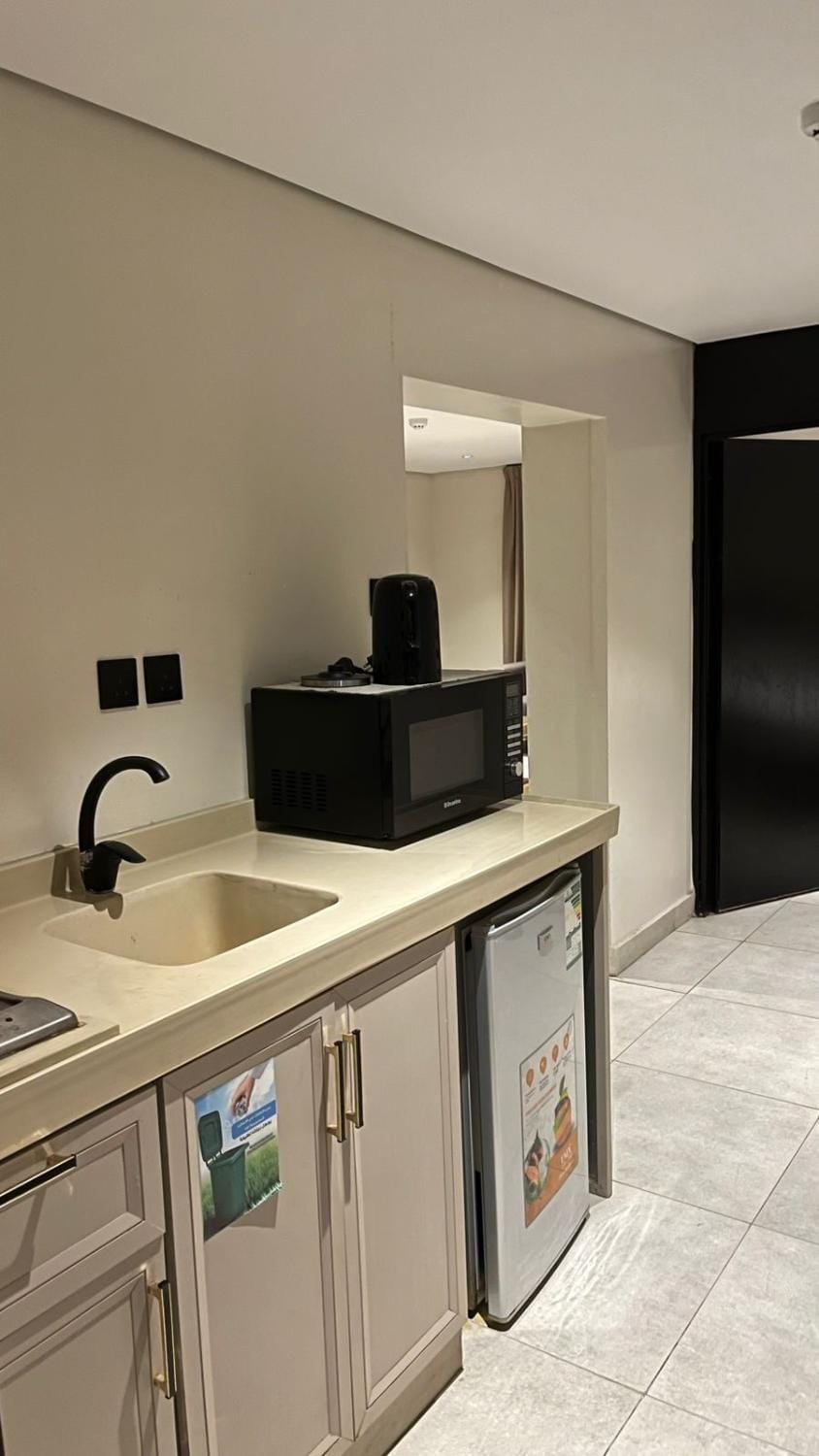 Kitchen or kitchenette, minibar