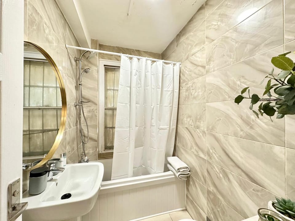 Toilet, Bathroom, towels