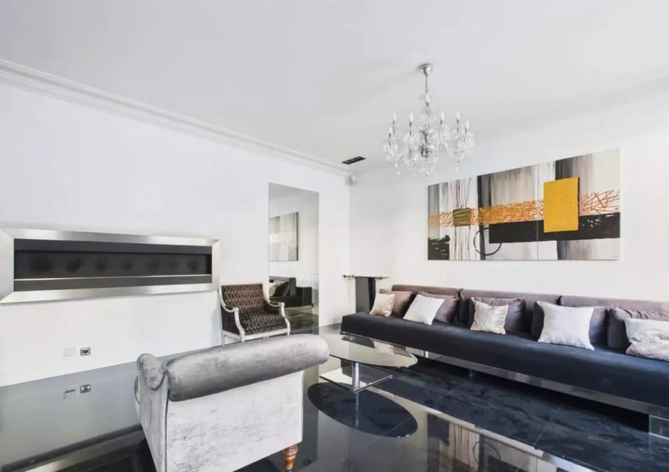 3BR Champs Elysees St Honore Apartment in Paris
