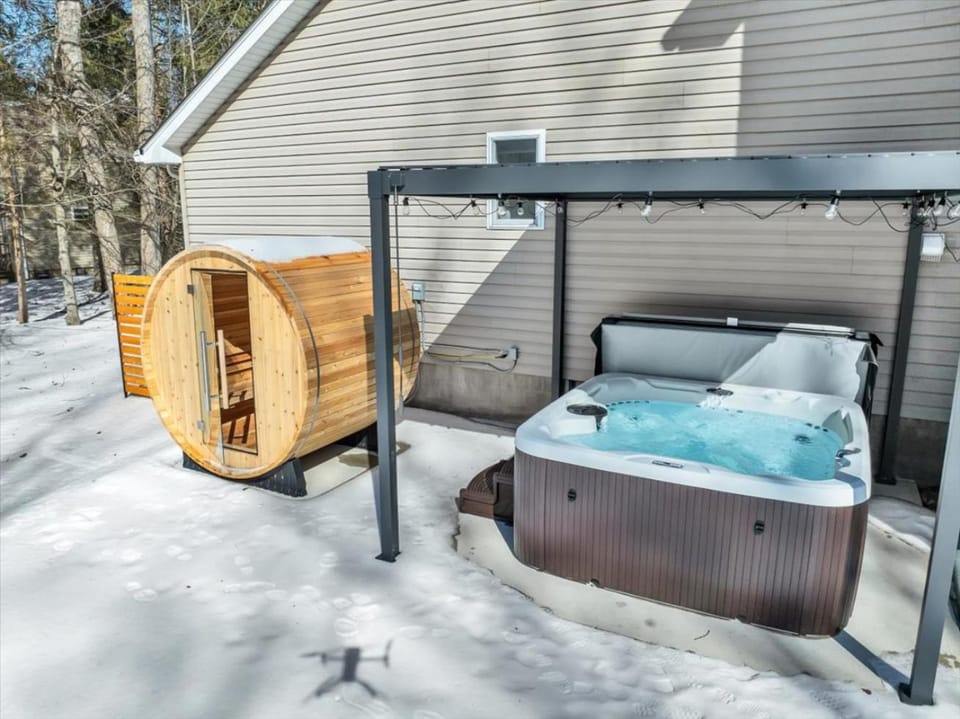 Hot Tub, Sauna