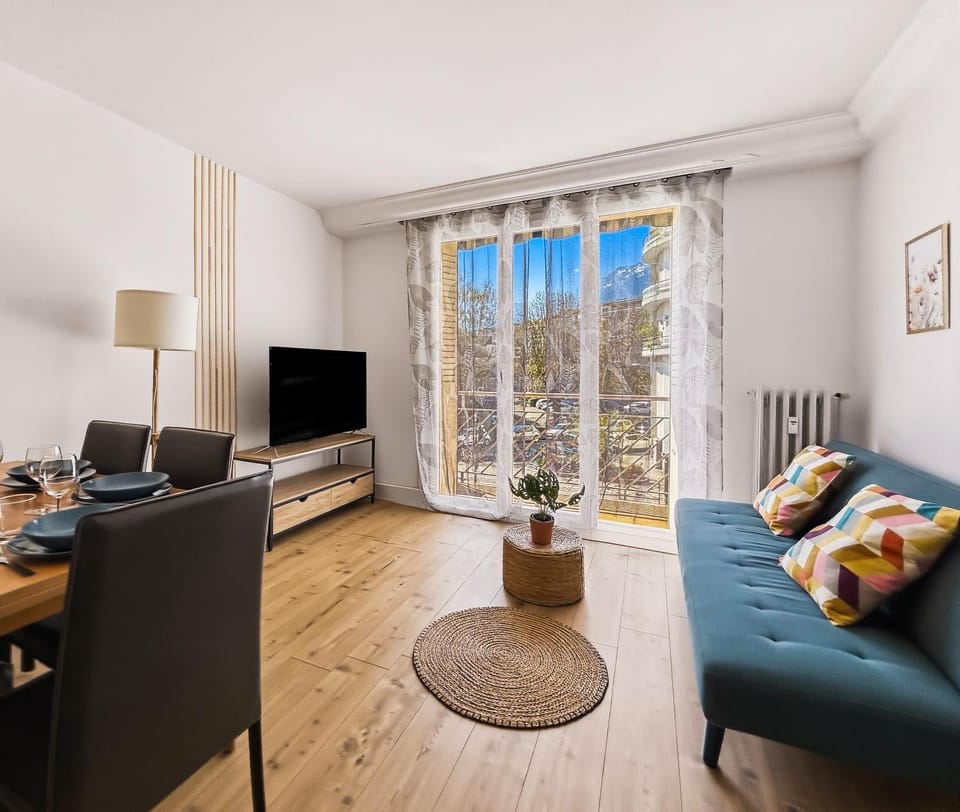 Communal lounge/ TV room, TV and multimedia, Living room, Seating area