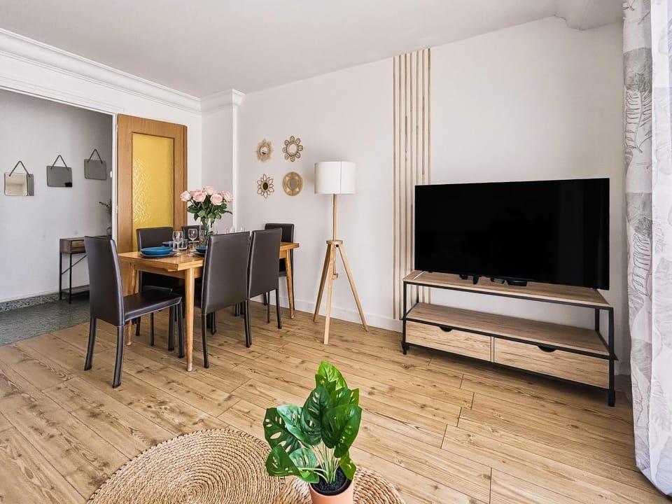 Communal lounge/ TV room, TV and multimedia, Dining area