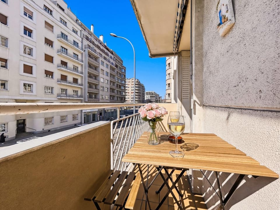 Patio, Day, View (from property/room), Balcony/Terrace, Dining area, City view