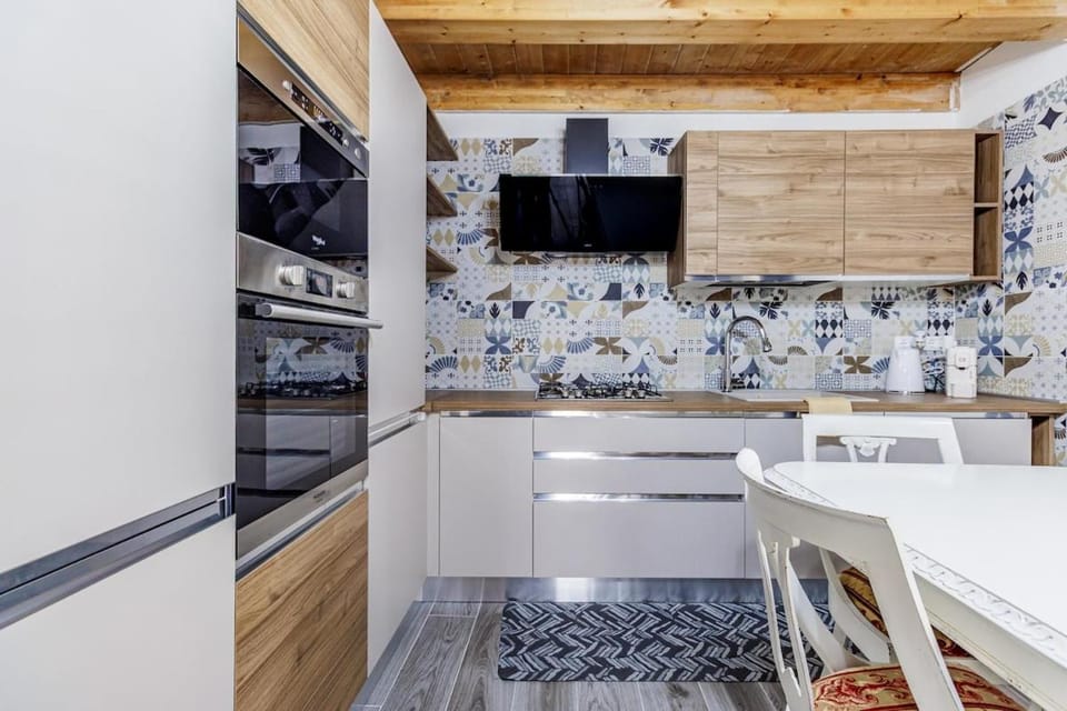 TV and multimedia, Kitchen or kitchenette, Dining area, dishwasher, oven, stove