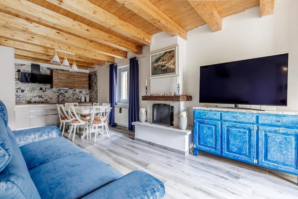 TV and multimedia, Kitchen or kitchenette, Living room, Seating area, fireplace
