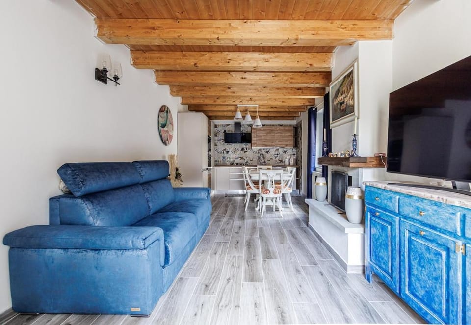 TV and multimedia, Kitchen or kitchenette, Living room, Dining area, fireplace