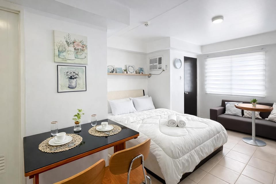 Bed, Living room, Dining area, Bedroom