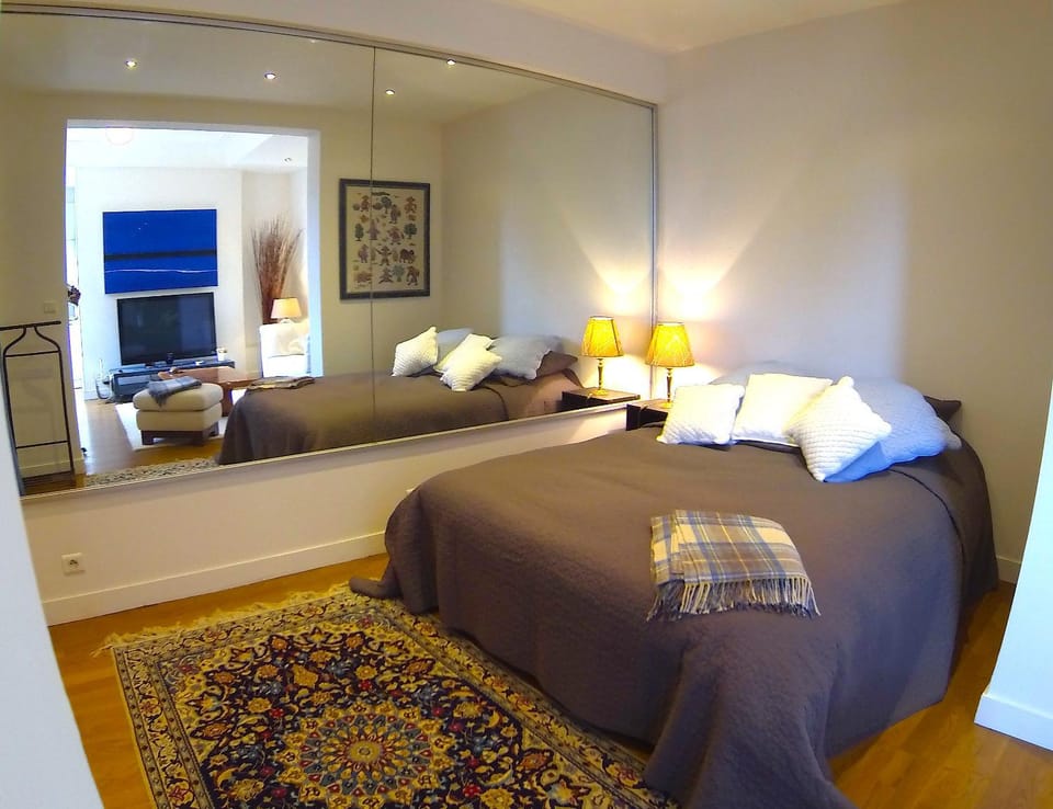 Photo of the whole room, Bedroom