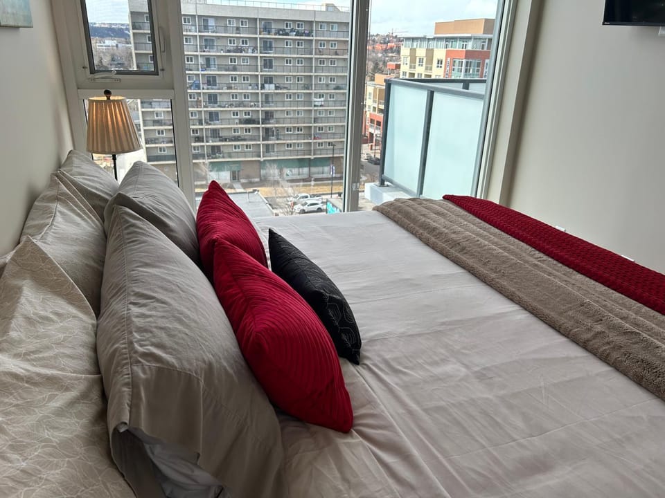 Post Stampede Retreat, King Bed, Underground Parking, Kensington C-Train, Free Laundry Apartment in Calgary