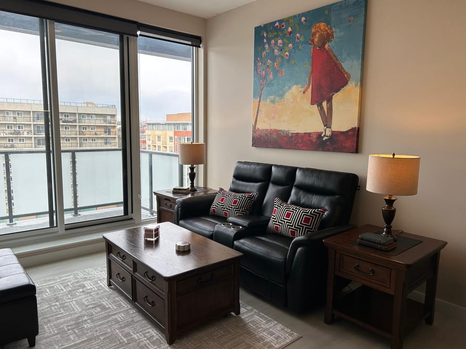 Post Stampede Retreat, King Bed, Underground Parking, Kensington C-Train, Free Laundry Apartment in Calgary