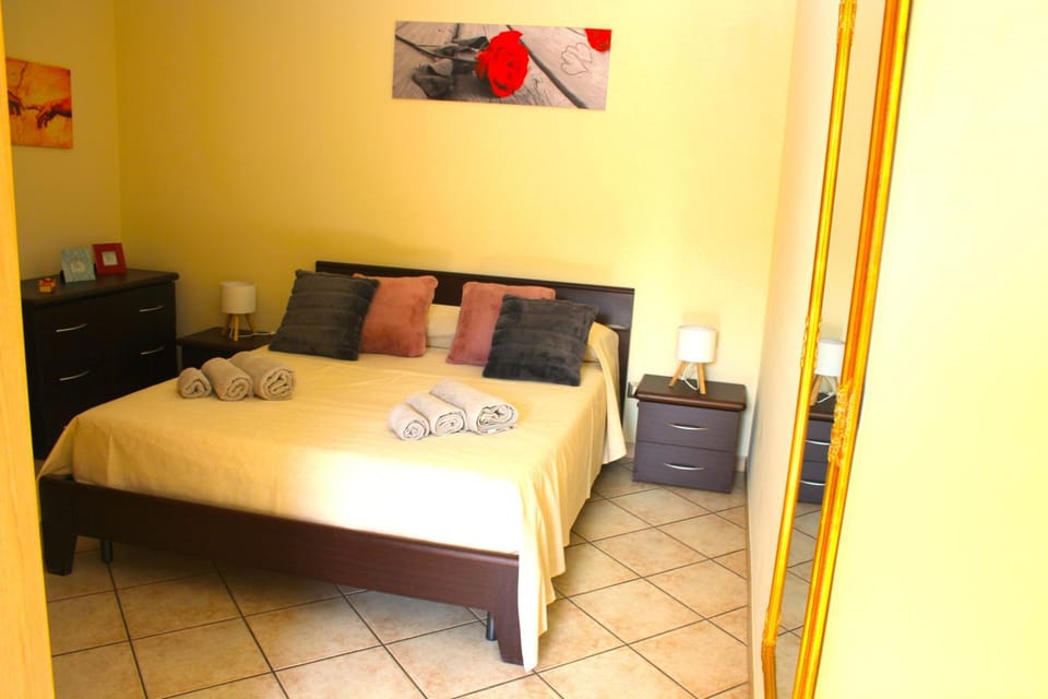 Bedroom, towels