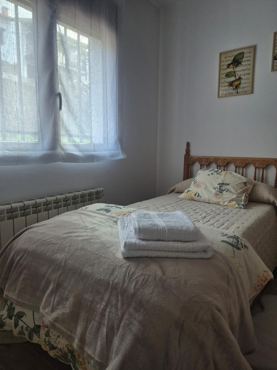 Bedroom, towels