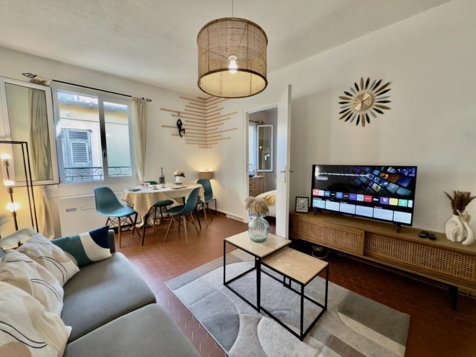 TV and multimedia, Living room, Dining area
