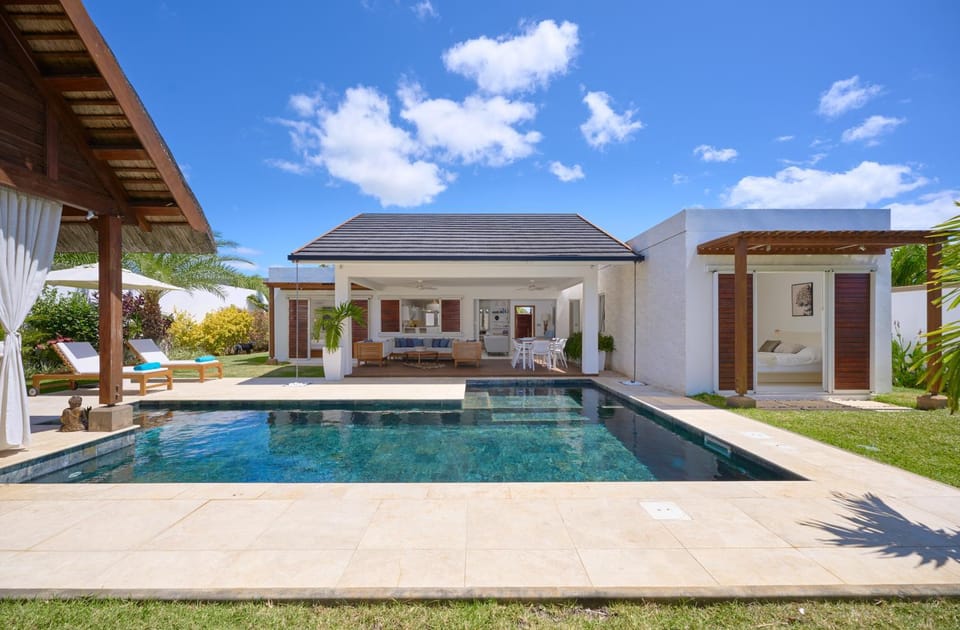 Property building, Garden, Garden view, Pool view, Swimming pool, sunbed