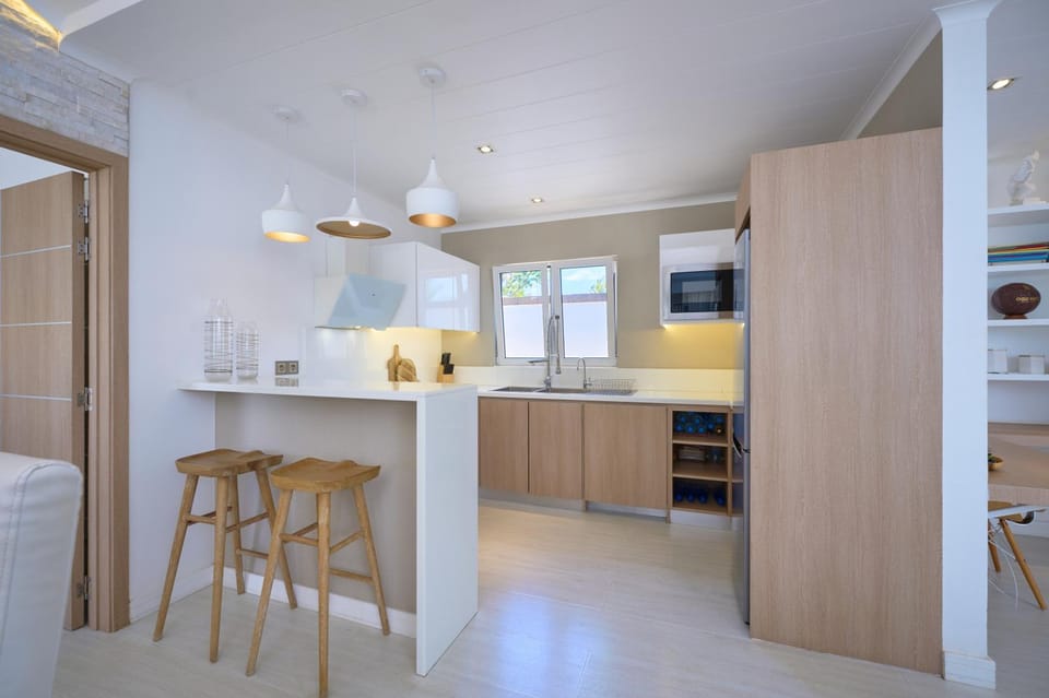Kitchen or kitchenette, Dining area, oven