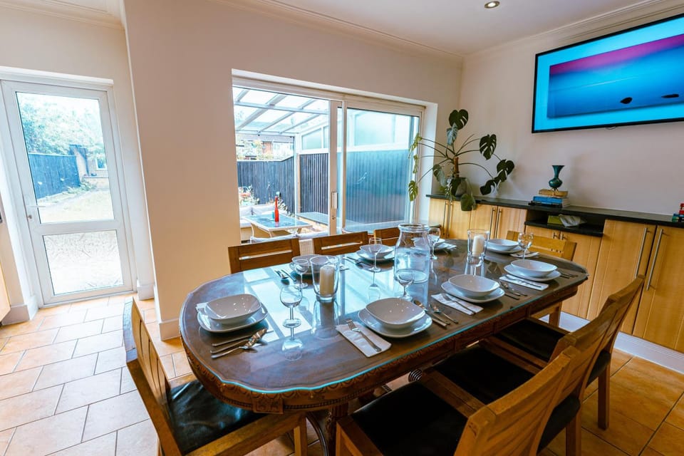 Luxury 6 Bed House, 10-15 min drive to Wembley stadium free parking House in Edgware