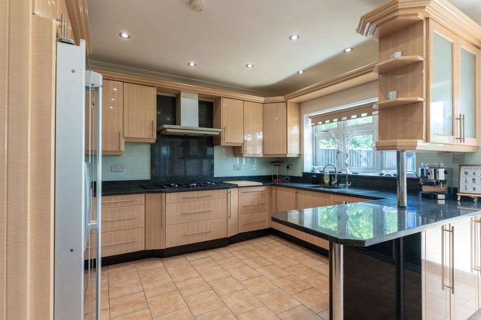 Luxury 6 Bed House, 10-15 min drive to Wembley stadium free parking House in Edgware