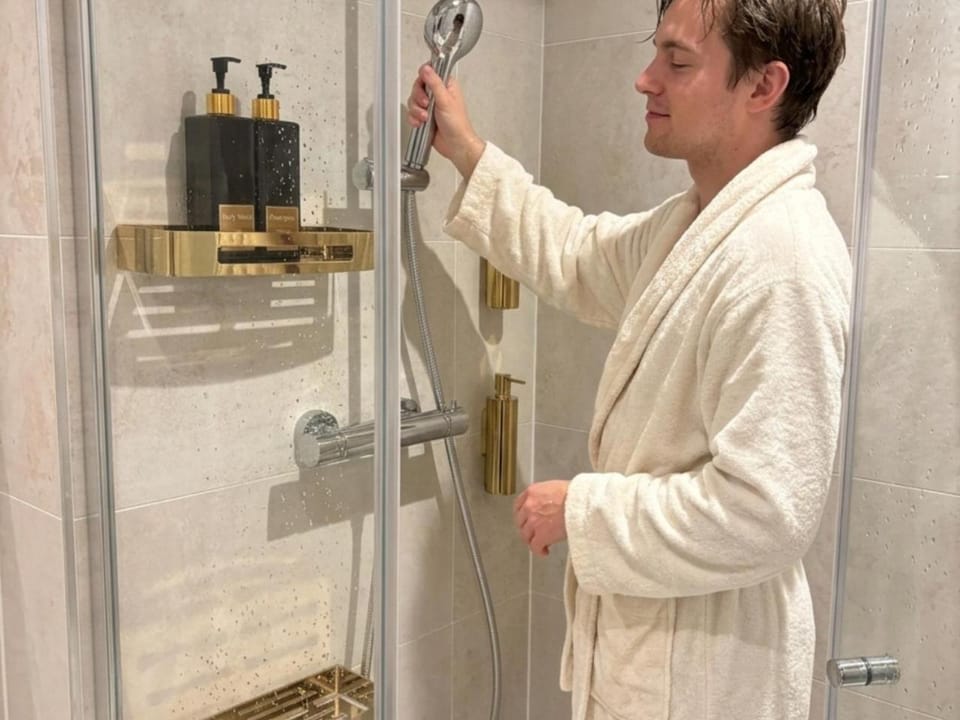Shower, People, Bathroom, group of guests, towels