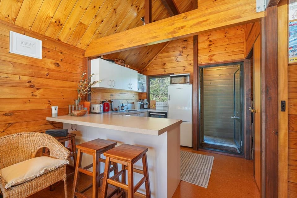 Coffee/tea facilities, dishwasher, microwave, oven, stove, toaster, kitchen