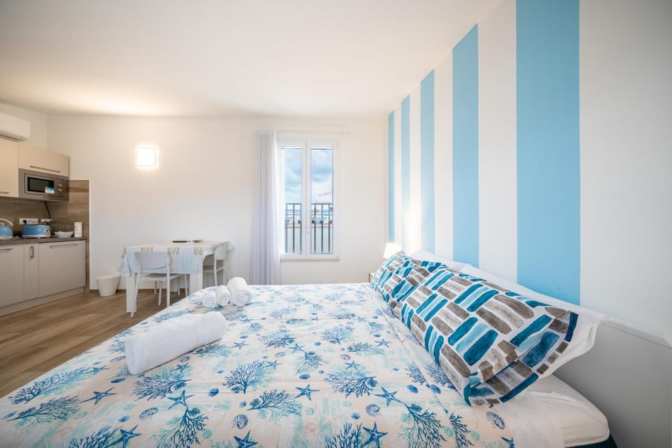 Bed, Photo of the whole room, Bedroom, minibar