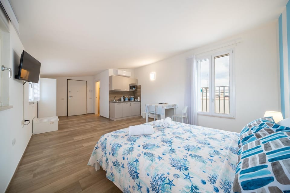 Bed, TV and multimedia, Photo of the whole room, minibar, wardrobe