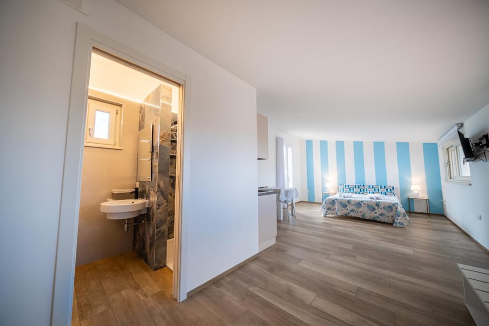 Bed, Bathroom, TV and multimedia, Photo of the whole room