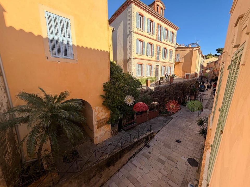 Appartements de Charme climatisés à Bormes les Mimosas Village médiéval ! Apartment in Bormes-les-Mimosas