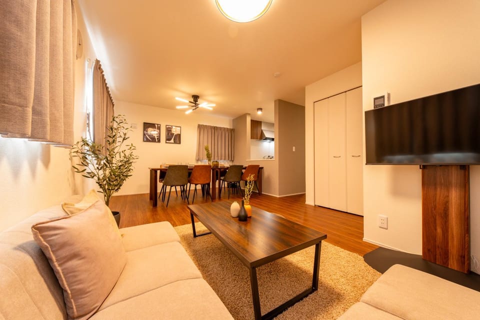 TV and multimedia, Living room, Seating area, Dining area