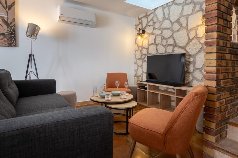 Communal lounge/ TV room, Living room, Seating area