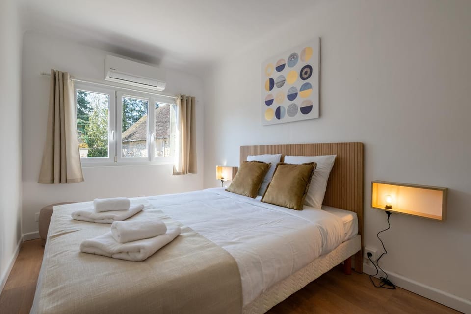 Bed, Photo of the whole room, Bedroom, towels