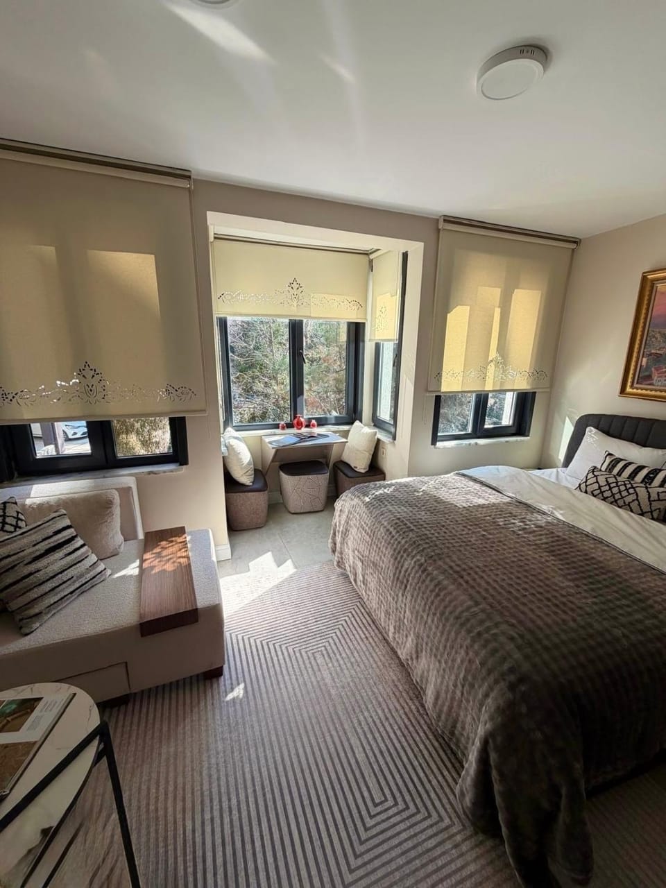 Bed, TV and multimedia, Living room, Photo of the whole room, Seating area, Bedroom