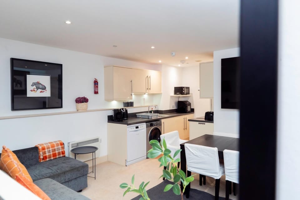 Wow 10 Beds 2 bath Lift Parking Contractor welcome House in Basingstoke