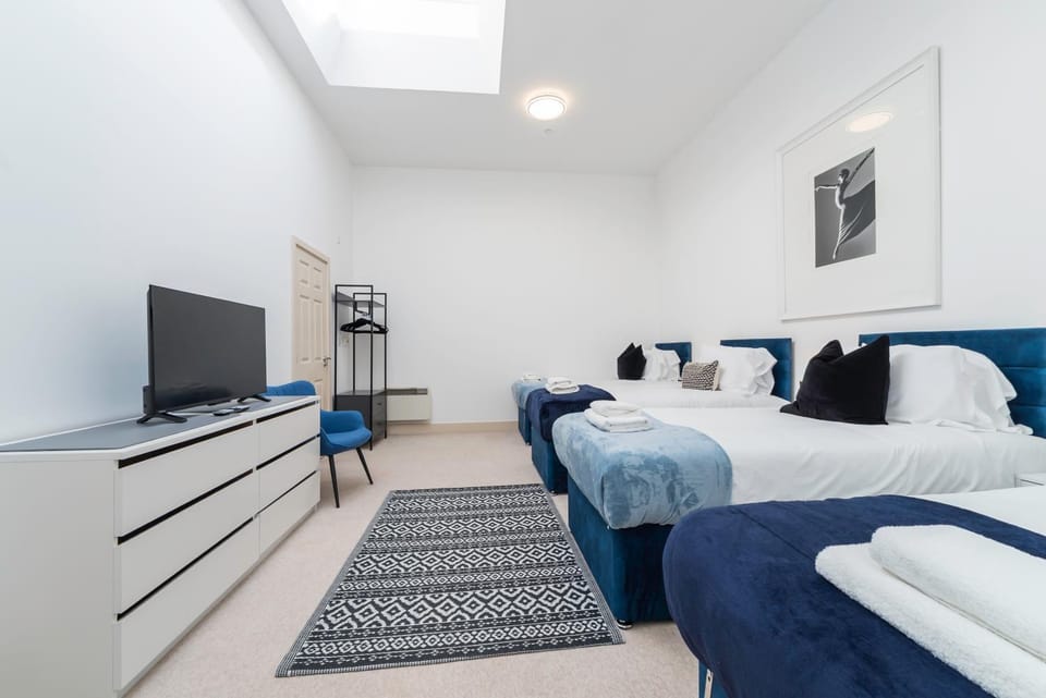 Wow 10Beds 2 bath Lift Parking Contractor Welcome House in Basingstoke