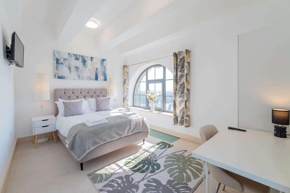 Wow 10 Beds 2 bath Lift Parking Contractor welcome House in Basingstoke