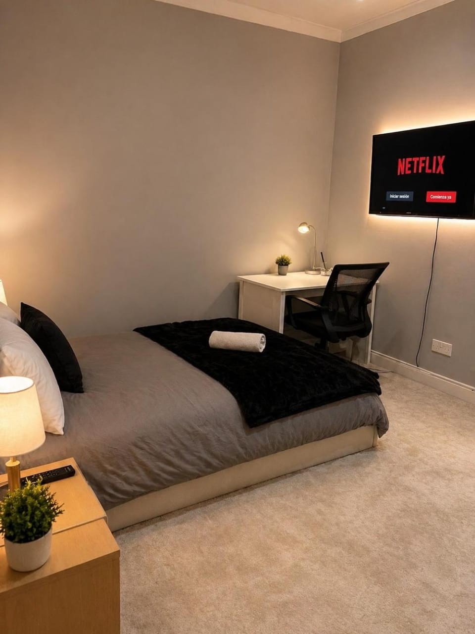 Bed, TV and multimedia, Living room, Photo of the whole room, Seating area, Bedroom