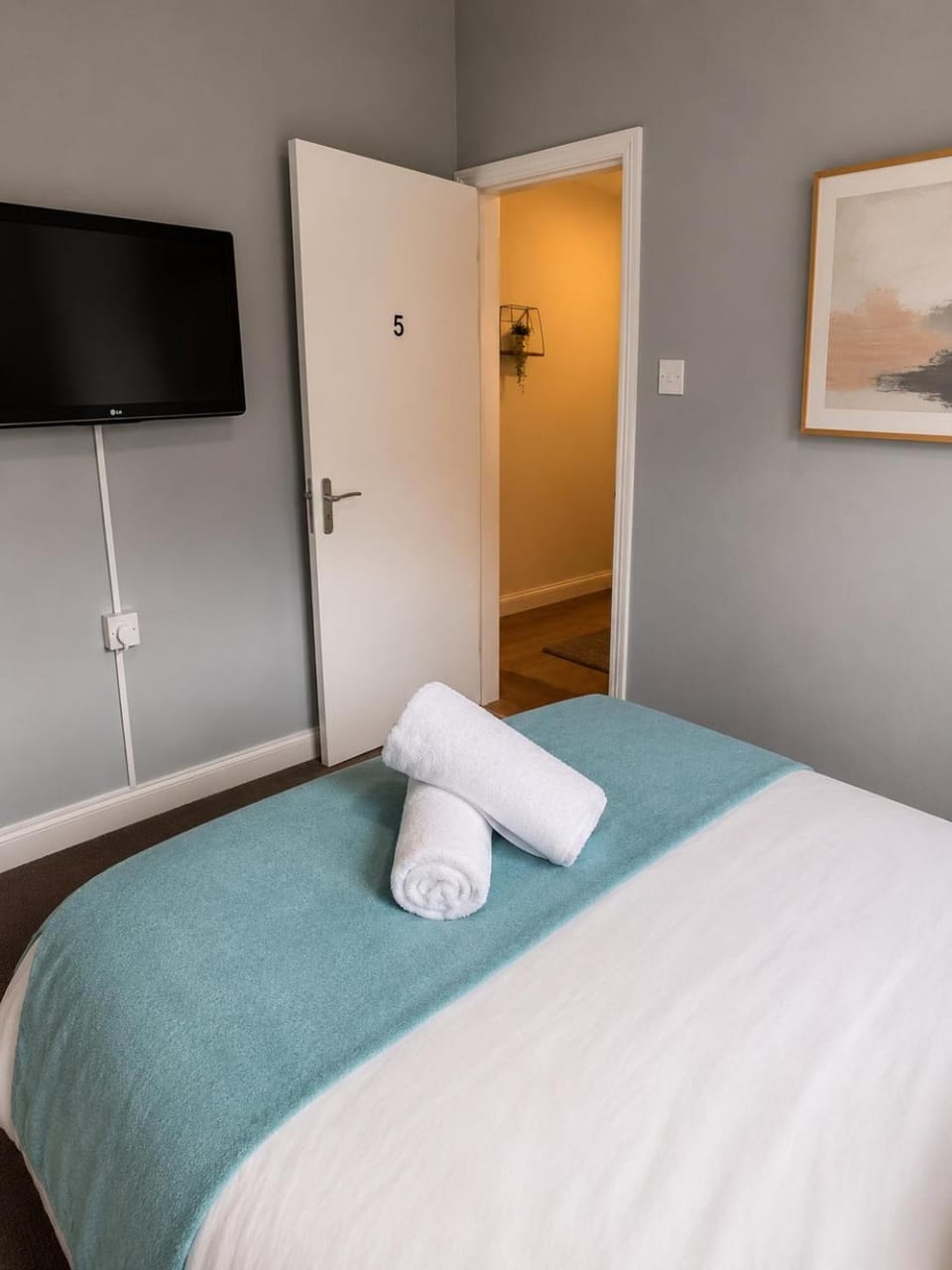 Bed, TV and multimedia, Photo of the whole room, Bedroom, towels