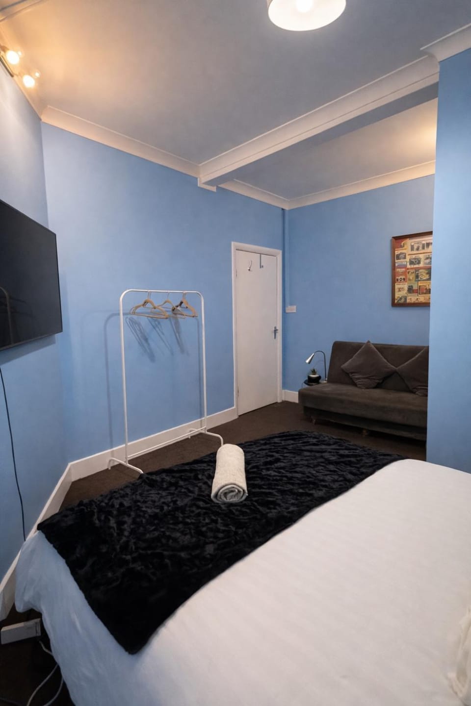 Bed, TV and multimedia, Photo of the whole room, Bedroom, towels