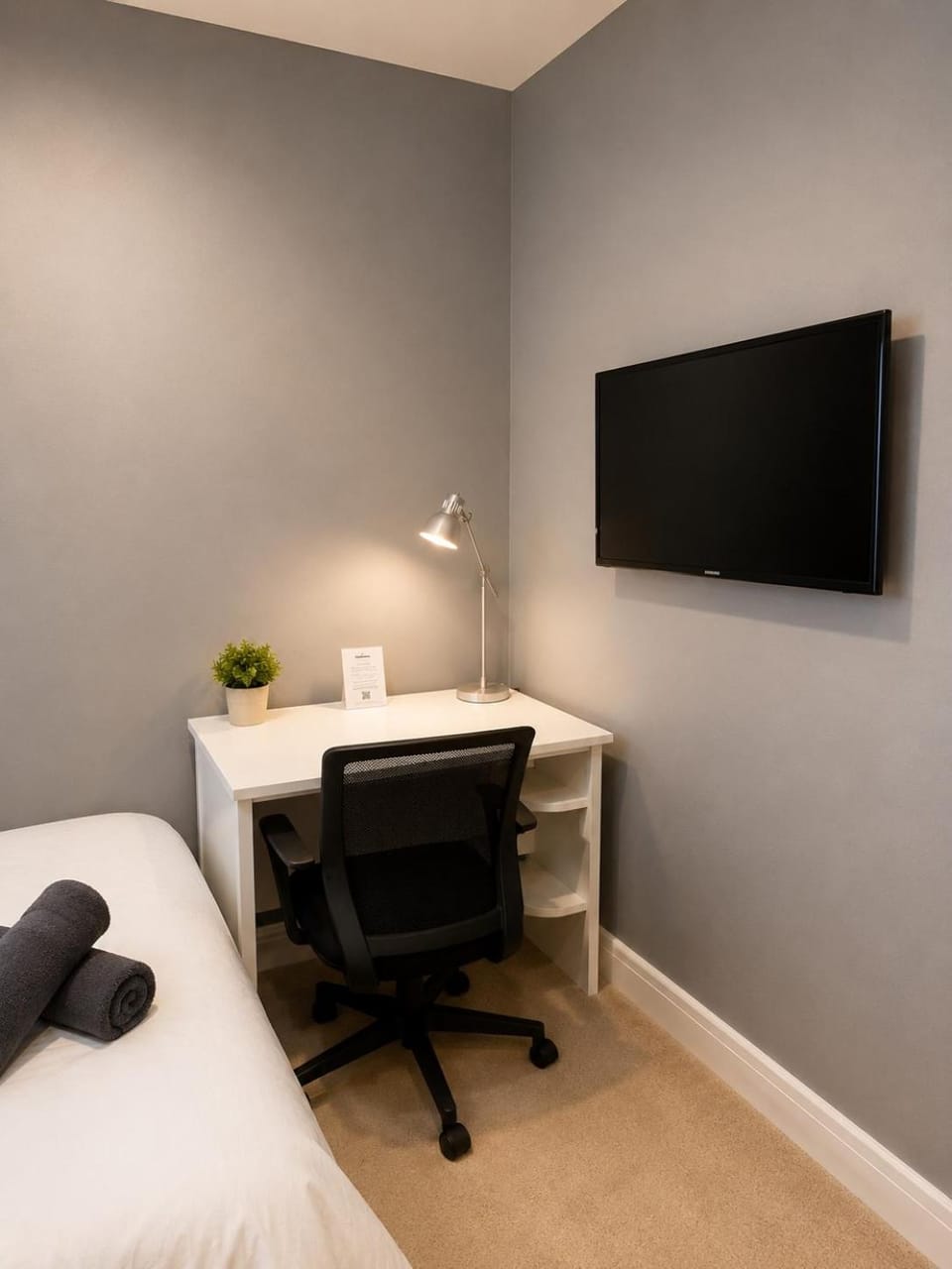 Bed, TV and multimedia, Photo of the whole room, Bedroom, hair dresser