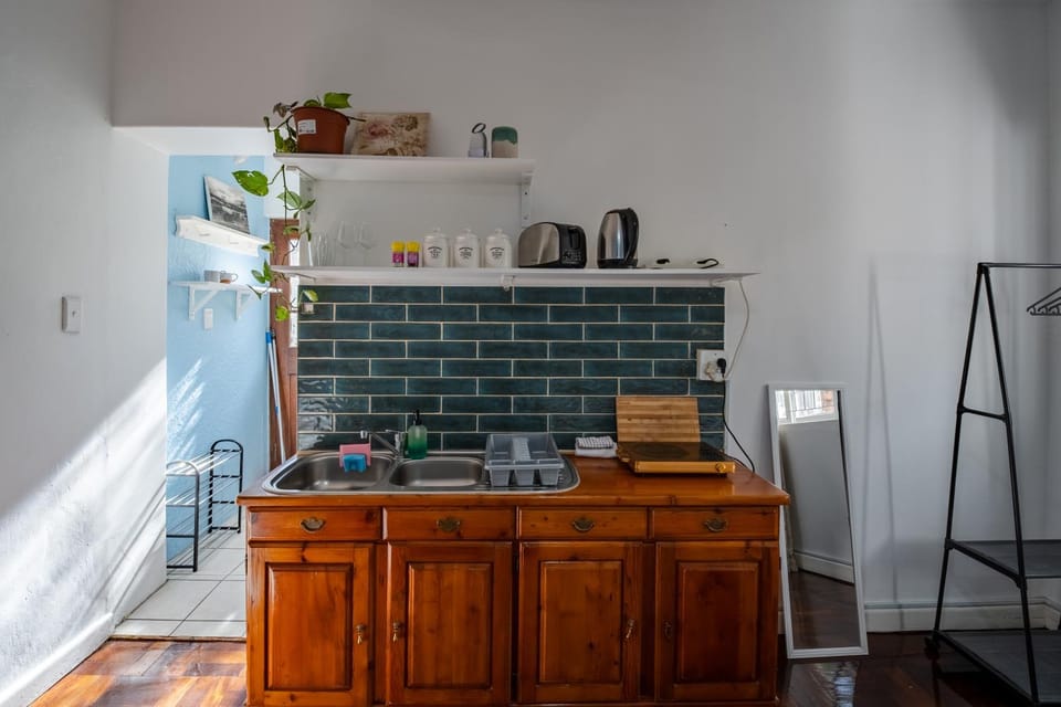 Coffee/tea facilities, Kitchen or kitchenette, stove
