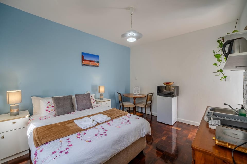 Kitchen or kitchenette, Photo of the whole room, Bedroom